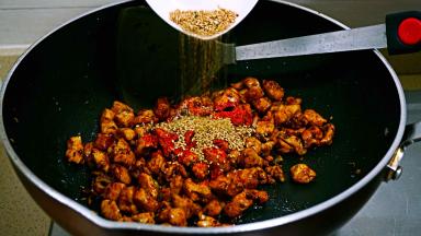 加入白芝麻炒香。