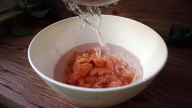 鸡胸定放进大碗中加水没过肉丁，浸泡血水三十分钟，再冲洗几遍，使劲控股干水分。