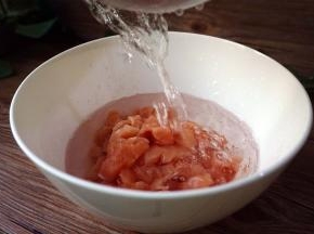 鸡胸定放进大碗中加水没过肉丁，浸泡血水三十分钟，再冲洗几遍，使劲控股干水分。