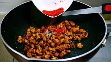 辣椒粉翻炒均匀。