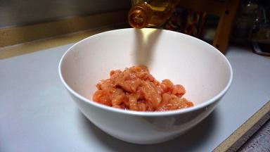 加入少量玉米油拌匀腌制十五分钟。