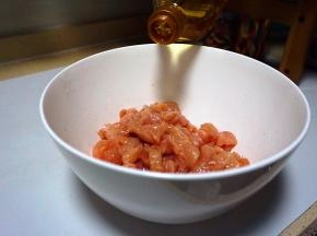 加入少量玉米油拌匀腌制十五分钟。