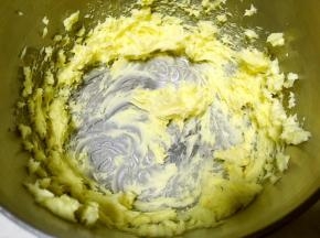黄油室温软化，电动打蛋器打散