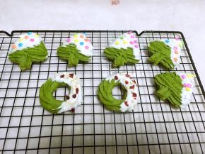 之后撒上适量的彩糖装饰一下，圆形的曲奇撒上果干做装饰，待巧克力凝固即可