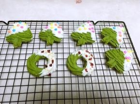之后撒上适量的彩糖装饰一下，圆形的曲奇撒上果干做装饰，待巧克力凝固即可