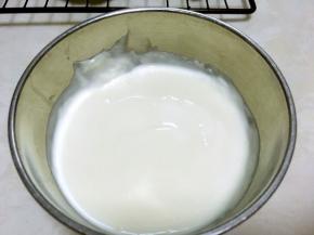 白巧克力隔水加热至融化