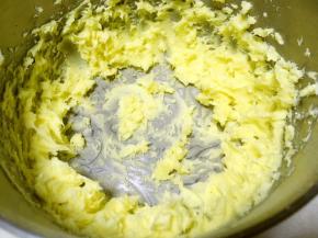 加入糖粉，搅拌均匀，之后打发至蓬松状态