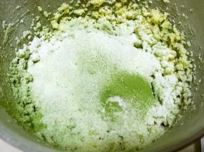 过筛低筋面粉跟抹茶粉，切拌均匀