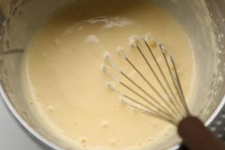 以前用量适用于学厨8杯童趣蛋糕模具一份的用量。
两个全蛋加入白砂糖和柠檬汁，用电动打蛋器打发至可以划出纹路又不易消失的状态。