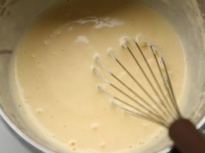 以前用量适用于学厨8杯童趣蛋糕模具一份的用量。
两个全蛋加入白砂糖和柠檬汁，用电动打蛋器打发至可以划出纹路又不易消失的状态。