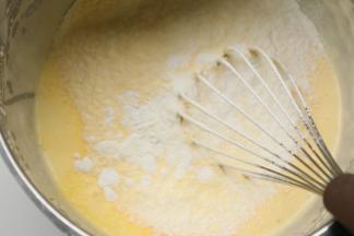 筛入新良红丝绒小麦粉和玉米粉，用翻拌的手法把面糊拌匀。