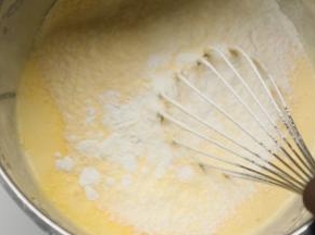 筛入新良红丝绒小麦粉和玉米粉，用翻拌的手法把面糊拌匀。