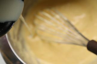 加入拌匀的色拉油酸奶，翻拌匀（色拉油的酸奶提前搅拌均匀）