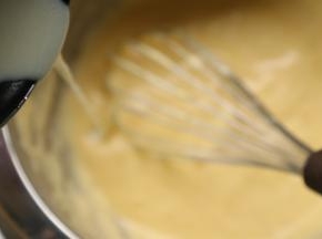 加入拌匀的色拉油酸奶，翻拌匀（色拉油的酸奶提前搅拌均匀）