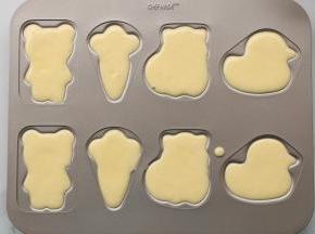 倒入学厨8杯童趣蛋糕模具中，轻振两下，消去部分大气泡。