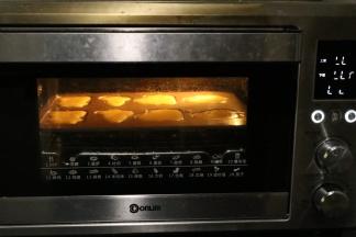 东菱烤箱预热上下火，中层150度3分钟，再进行烘烤30分钟