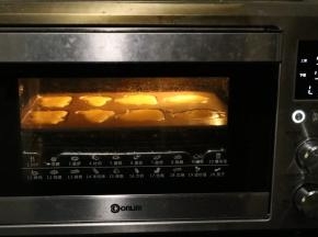 东菱烤箱预热上下火，中层150度3分钟，再进行烘烤30分钟