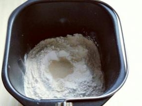 首先将牛奶放入面包桶，再加入盐。再加入白砂糖，糖与盐对角放。加入鸡蛋(鸡蛋重量约50g左右)再放入面粉，当中挖个洞，放入酵母粉，再用旁边的面粉将酵母粉盖起来。