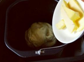 20分钟后加入室温软化的黄油。(室温软化即可)