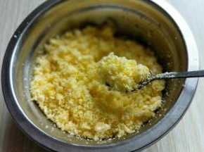 制作椰蓉馅。椰蓉中加入蛋黄，白砂糖，黄油。用勺子搅拌均匀即可。