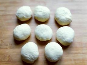 发酵好的面团取出排气。并分割成8等份。