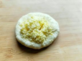 取一小块面团，用擀面杖擀开，放入做好的椰蓉馅。像包包子一样的手法包起来，收口朝下，用手掌轻轻按压！