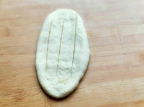 用锋利的刀划几道口子。(需要划穿)