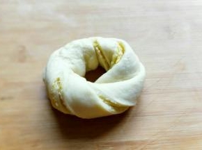 再两头捏紧，如图，依次做完。(一定要捏紧，避免烘烤时散开。)