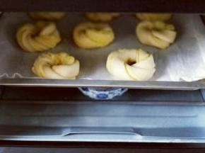 放入烤箱进行二次发酵。(天冷小号可以放一碗开水)