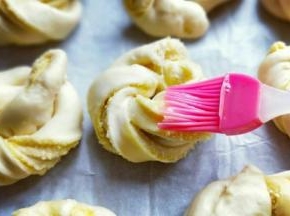 发至两倍大时将烤盘取出刷上一层蛋液，再次放回烤箱，中层175度上下火烤15分钟即可。