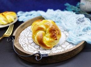 戴上手套取出烤盘，香味扑鼻。