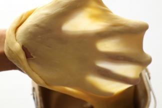 面包机功率不同，揉出手摸的时间也不尽相同，没有面包机手揉也一样，揉出手膜做出的面包口感会更好。