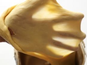 面包机功率不同，揉出手摸的时间也不尽相同，没有面包机手揉也一样，揉出手膜做出的面包口感会更好。