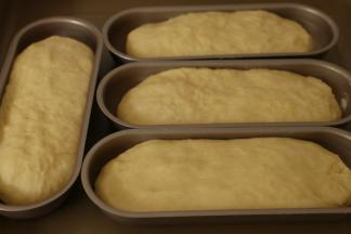 分割成长条形四等份放入学厨不沾热狗模具中压平