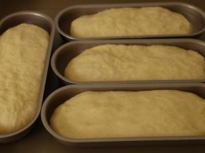 分割成长条形四等份放入学厨不沾热狗模具中压平