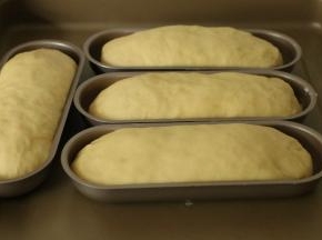 再次发酵至图片大小，冬天可以借助烤箱发酵，25-28度发酵25分钟左右。