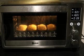 放入东菱烤箱中层上下火160度，30分钟。