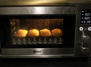 放入东菱烤箱中层上下火160度，30分钟。