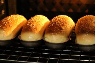 烘烤好的面包立即倒出模具。从中间一分为二，喜欢怎么吃就怎么夹，就这样搞定了。