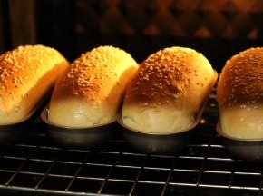 烘烤好的面包立即倒出模具。从中间一分为二，喜欢怎么吃就怎么夹，就这样搞定了。