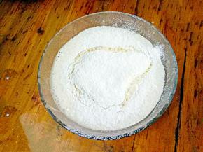 鸡蛋加糖粉，纯牛奶拌匀，再筛入低粉拌匀。