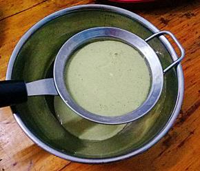 将其倒入第三步的液体中，拌匀后再过筛。