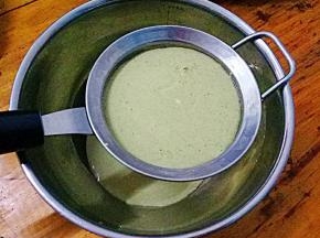 将其倒入第三步的液体中，拌匀后再过筛。