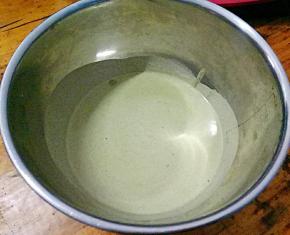 盖上保鲜膜，放入冰箱冷藏半小时。