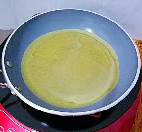 取一分面糊倒入锅中，将均匀的铺上一层。