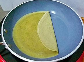 小火至，依次全部做好(做好的饼皮，记得用油纸包好，要不然容易干)。