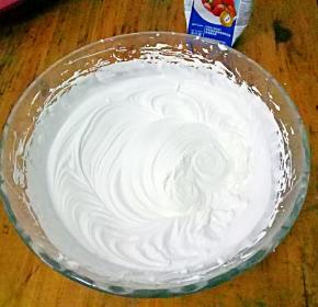 再把淡奶油加入糖粉打发