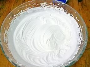 再把淡奶油加入糖粉打发