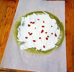 取张饼皮抹上一层淡淡油，再撒上枸杞(四张一组)。