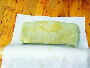 卷起，用油纸包好，放入冰箱冷藏两个小时定型。